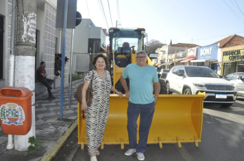 Duartina recebe nova pá carregadeira com apoio de emenda de Capitão Derrite