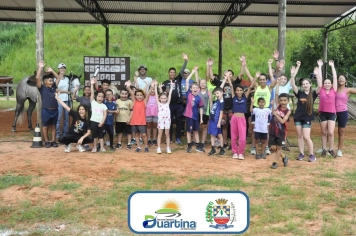 Vivência de Equoterapia encanta crianças dos projetos de atletismo em Duartina