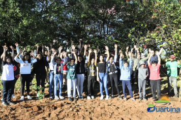 Alunos do Espaço Crescer plantam árvores na Praça da Imigração Japonesa em ação pelo Meio Ambiente